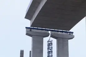 刷新国内纪录！云南宣富高速上跨盘西铁路立交桥成功转体图片