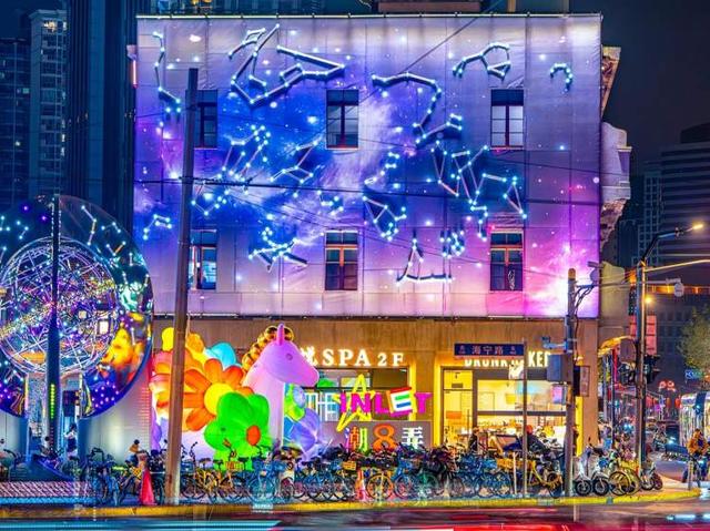 俯瞰屋顶灯会、听沪语脱口秀、观石窟特展…过年来百年弄堂共赏海派今潮年味｜新春闹灯会·古镇过大年③