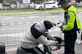 广州电动自行车违法行为劝导查处现场：有人无牌上路罚款五十图片