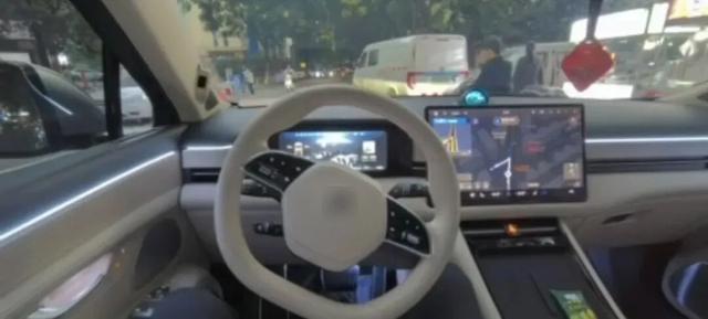 男子酒后躺副驾驶睡觉，用“智驾神器”开车20分钟！法院判了