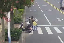 这一幕很暖！九旬老人路边摔倒 母子俩毫不犹豫上前扶起图片