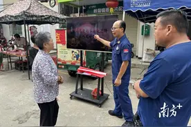 以案示警|阳山岭背镇进市集播放消防安全警示教育片和宣传片图片