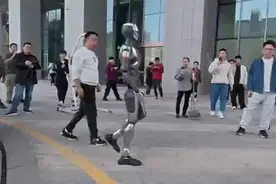 散个步成网红！深圳机器人，火遍国内外，英伟达专家也点赞！图片