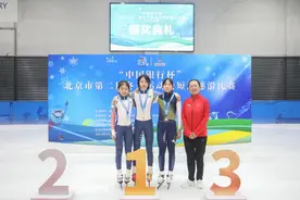 市二冬会短道开赛，那个曾经摔倒又爬起来获得头名的小姑娘夺冠了图片