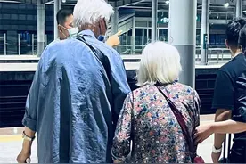 列车站台再现一年前“最甜背影”，银发老夫妻的神仙爱情你磕到了吗？图片