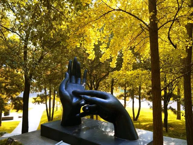 秋风引路入曲江，芙蓉金叶映红墙