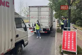 对大气污染说不！湖北襄阳东津公安联合环保局开展车辆尾气检测行动图片