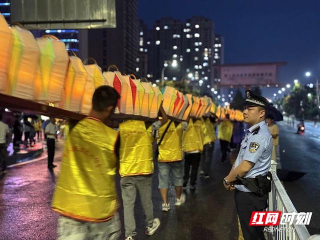 张家界：当板板龙灯舞动溇澧 旅发会夜游观演活动背后的藏蓝身影