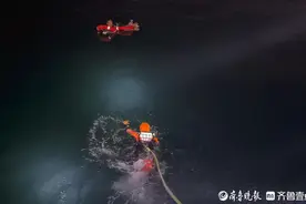 生死时速！青岛奥帆中心情人坝海域，市民与消防接力救起落水女子图片