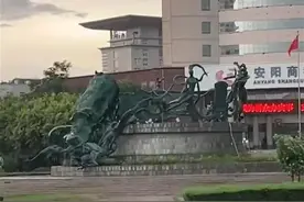 河南安阳遭遇雷暴大风天气，地标性雕塑“银杏仙子”被刮倒图片