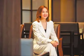 这些豫企相当潮丨AI赋能创新，站稳时尚前沿——访河南瑞贝卡发制品股份有限公司董事长郑文青图片