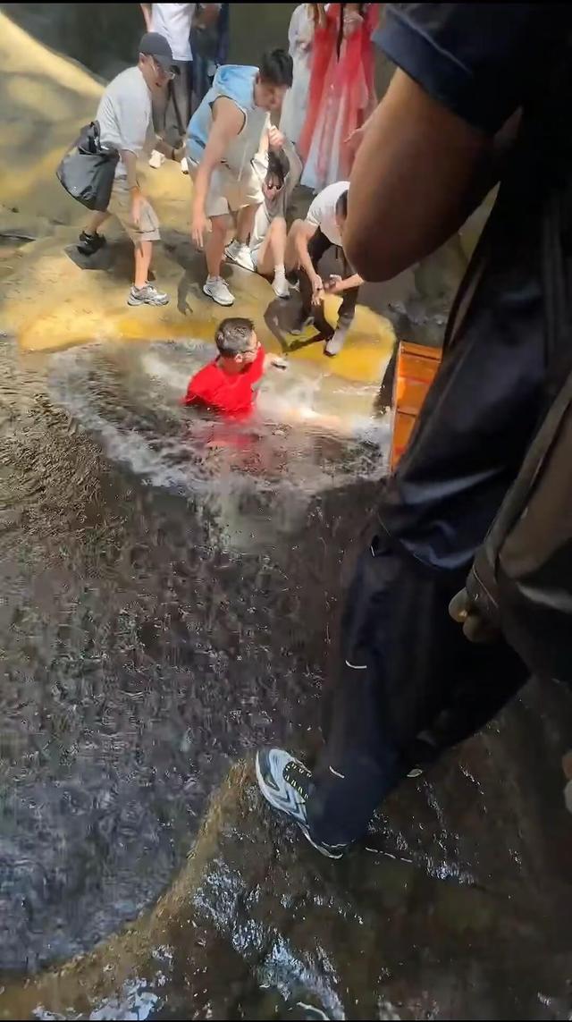 张继科拍瀑布时突然落水
