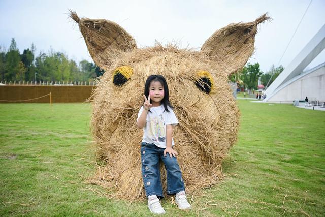 稻草哪吒、恐龙“现身”！成都藏了个“巨型稻草人王国”，假期前两日客流量超4万人次