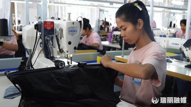 瑞丽尚程服饰：让缅籍员工他乡变“故乡”