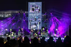 为一场演出赴一座城，你愿意为爱买单吗？| 睡前聊一会儿图片