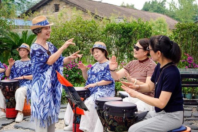 羊楼洞古镇：茶香古韵迎客来，服务添彩乐不停
