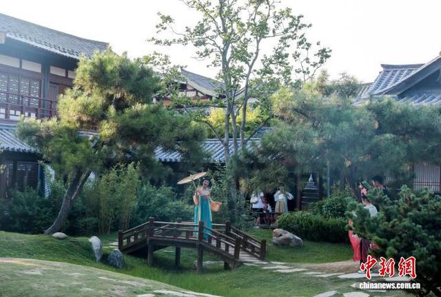 湖北襄阳：游客沉浸式体验“盛唐梦境”