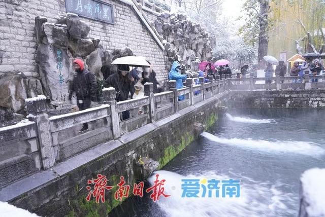 一年四季 泉在济南丨雪润泉城 护城河上演冬日仙境