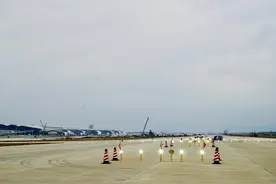 亮灯！广州白云国际机场三期扩建工程第五跑道进入最后调试阶段图片