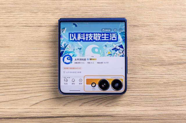 三星Galaxy Z Flip7上手评测：小折叠的新高度，还是熟悉的配方？