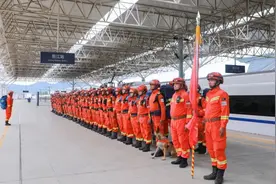 丽江市森林消防支队开展跨区域地震救援铁路投送实战演练图片