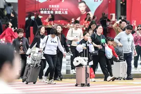 27℃！降温前最后一个艳阳天，来长沙旅游的人们突然不知该怎么穿衣服了图片