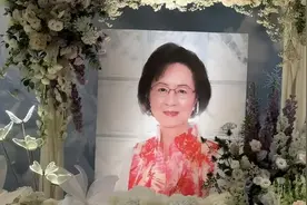 琼瑶葬礼现场，林心如全程陪同，多位明星赠花，亡夫子女全部缺席图片