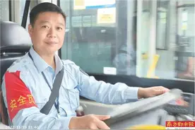 坐反方向司机细心帮扶 白发老人作揖默默感谢图片