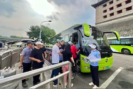 看完升旗坐公交直达八达岭，暑期877路迎客流高峰图片