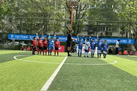 足球小子，绿茵场竞技！图片