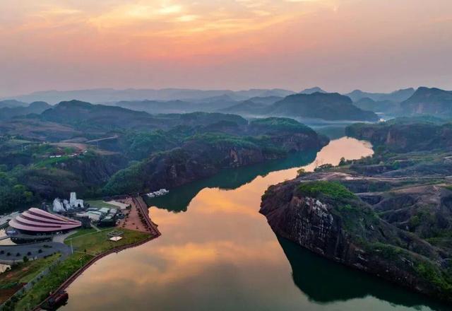 和顶流博主做旅行“搭子”，是种什么体验？