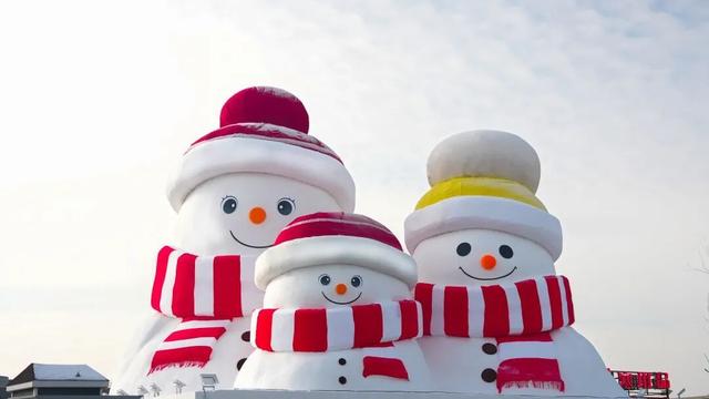 哈尔滨冰雪大世界新动态：“雪人一家”雪坯初具形态