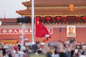 共同迎接新年第一天，5.1万人观看天安门广场升国旗仪式图片