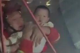 2024防汛火线丨1.5米深的洪水里，消防员稳稳托举起7个月的小婴儿图片