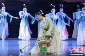 出画入戏 湖艺毕业生“复活”清代孙温绘本《红楼梦》图片