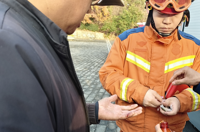 男子登山迷路，信阳消防紧急救援