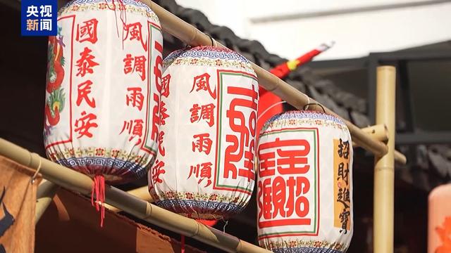 虾灯照夜、三国对战……这个假期的古镇穿越指南→