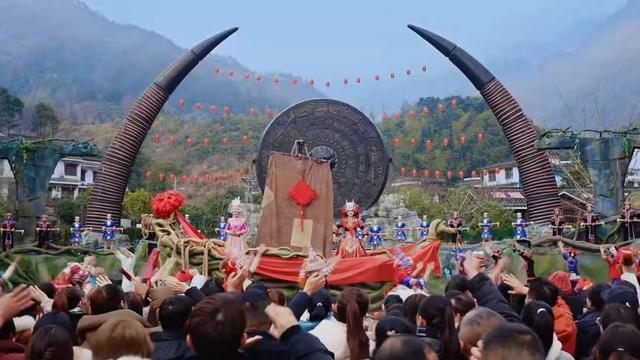 马上游湖北|咸宁一池温泉泡热“朋友圈”，外国友人穿着汉服泡青砖茶