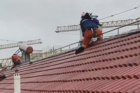 光伏板随风飘荡，热水器摇摇欲坠……消防队员上门“排雷”图片