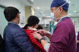 暖心！医护变身“戏精”陪家长哄娃做手术图片