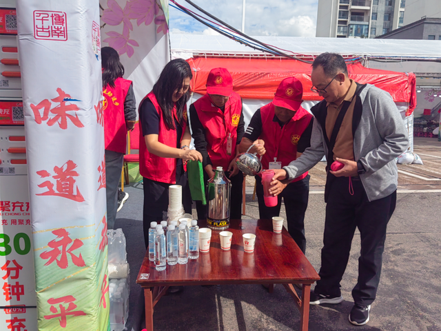 “志愿博南红”点亮2025云南·大理永平第十届博南文化节暨黄焖鸡美食节