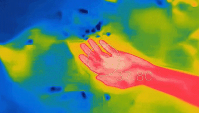 冬天穿得少的女生真的不怕冷吗?