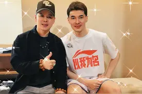 谁才是真的李大国？演员王小虎晒与新疆球员阿不都沙拉木合影图片