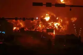 青岛一保税区仓库发生火灾图片