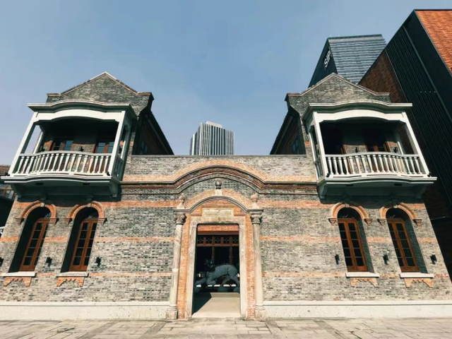 俯瞰屋顶灯会、听沪语脱口秀、观石窟特展…过年来百年弄堂共赏海派今潮年味｜新春闹灯会·古镇过大年③