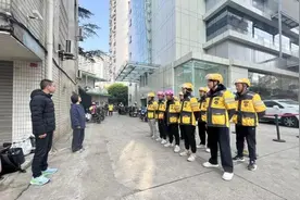 从治理对象到治理力量，快递、骑手们正成为社区治理的“合伙人”图片