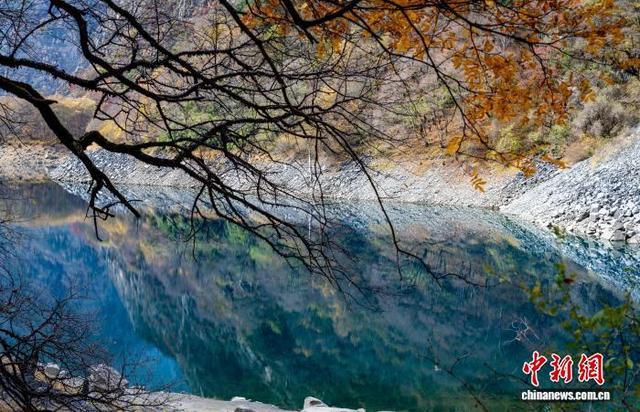 四川茂县松坪沟景区斑斓彩林如画