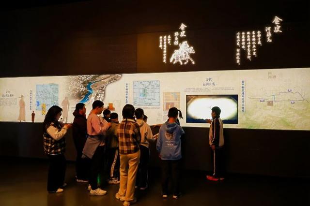 中外学生团“双向奔赴”，国际研学成暑期文旅市场“黑马”