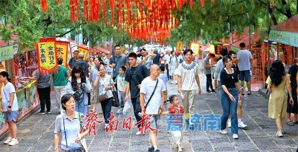 泉城迎来秋凉，游人登临千佛山游玩