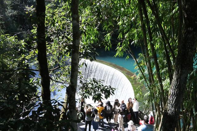 荔波“淡季”变旺景，暖阳山水引游客打卡旅居
